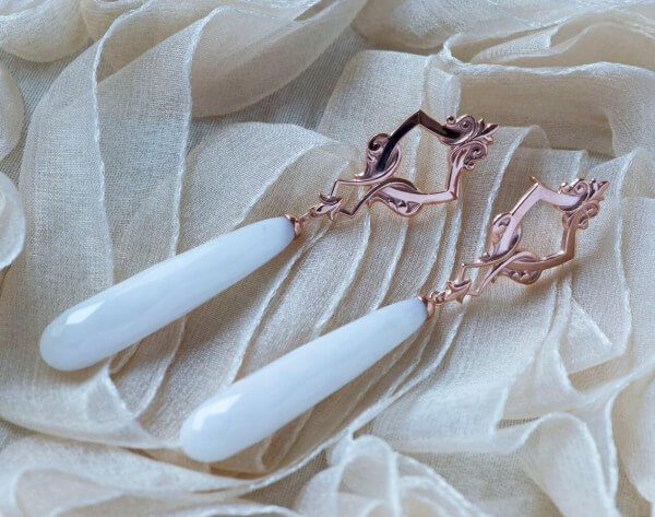 33-Claire-Jugendstil-Ohrstecker-Ohrschmuck-Silber-Rosegold-Kascholong-weiß-Pampel-facettiert-Schmuckverleih-Brautschmuckverleih