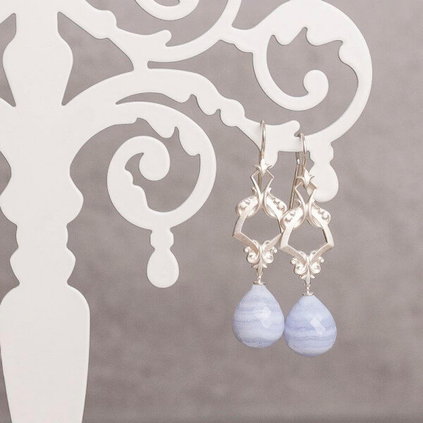 92-Sybill-Jugendstil-Ohrschmuck-Ohrhänger-Silber-Chalcedon-Pampel-facettiert-hell-blau-Schmuckmieten-Brautschmuckverleih