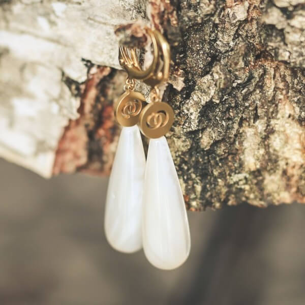 64-Nuria-veduta-Ohrschmuck-Ohrhänger-Ringe-stahl-Gold-Perlmuttpampel-weiß-Schmuckverleih-Brautschmuckverleih