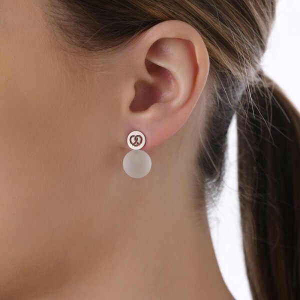 327-Liesl-veduta-Ohrschmuck-Ohrstecker-Brezel-stahl-Silber-Bergkristall-Kugel-matt-weiß-Schmuckmieten-Brautschmuckverleih